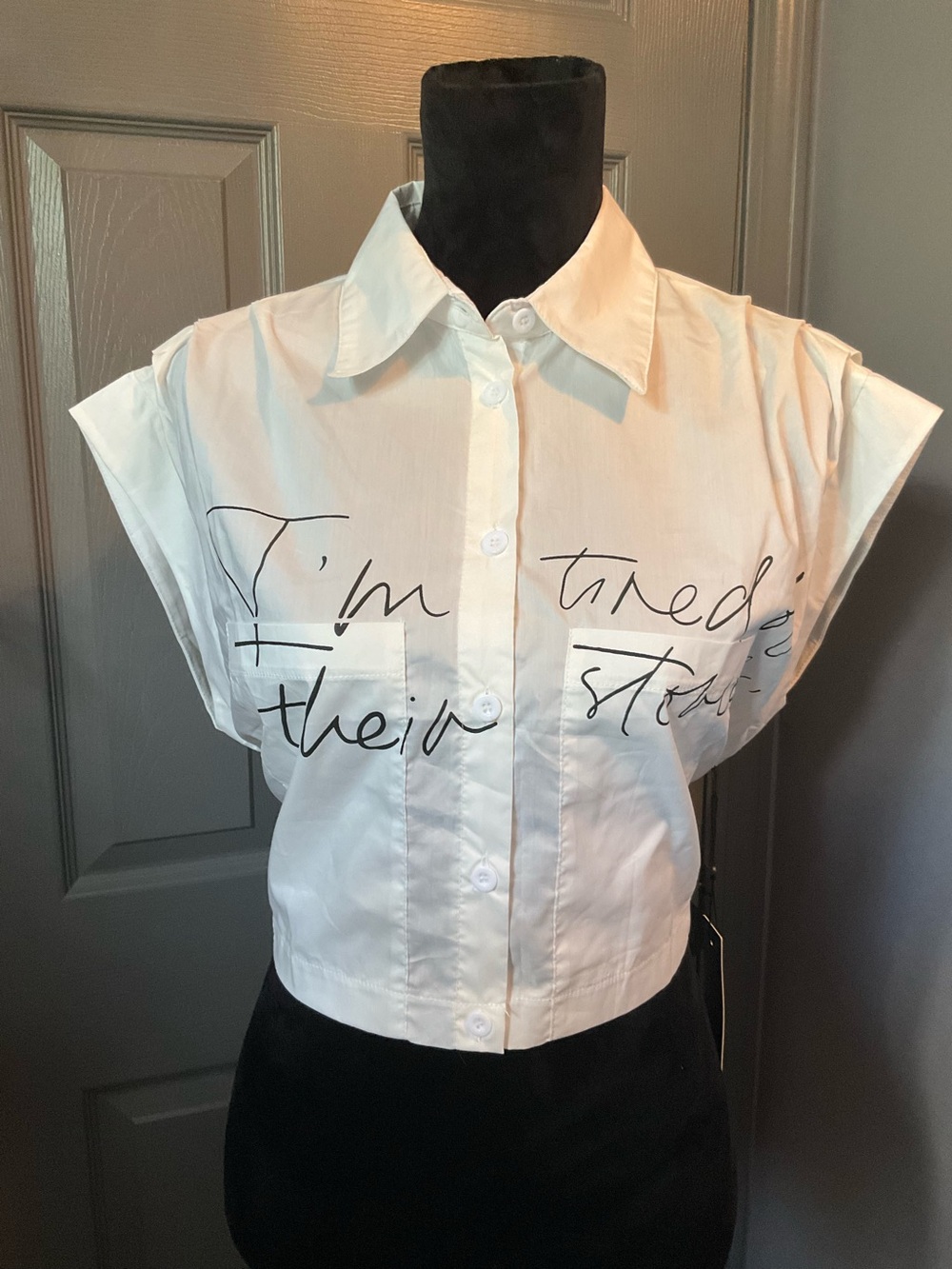 Emerson Lang S Cropped White Button-Up Script Shirt